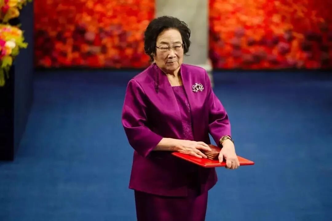 Figure 15. Tu Youyou receiving an award.